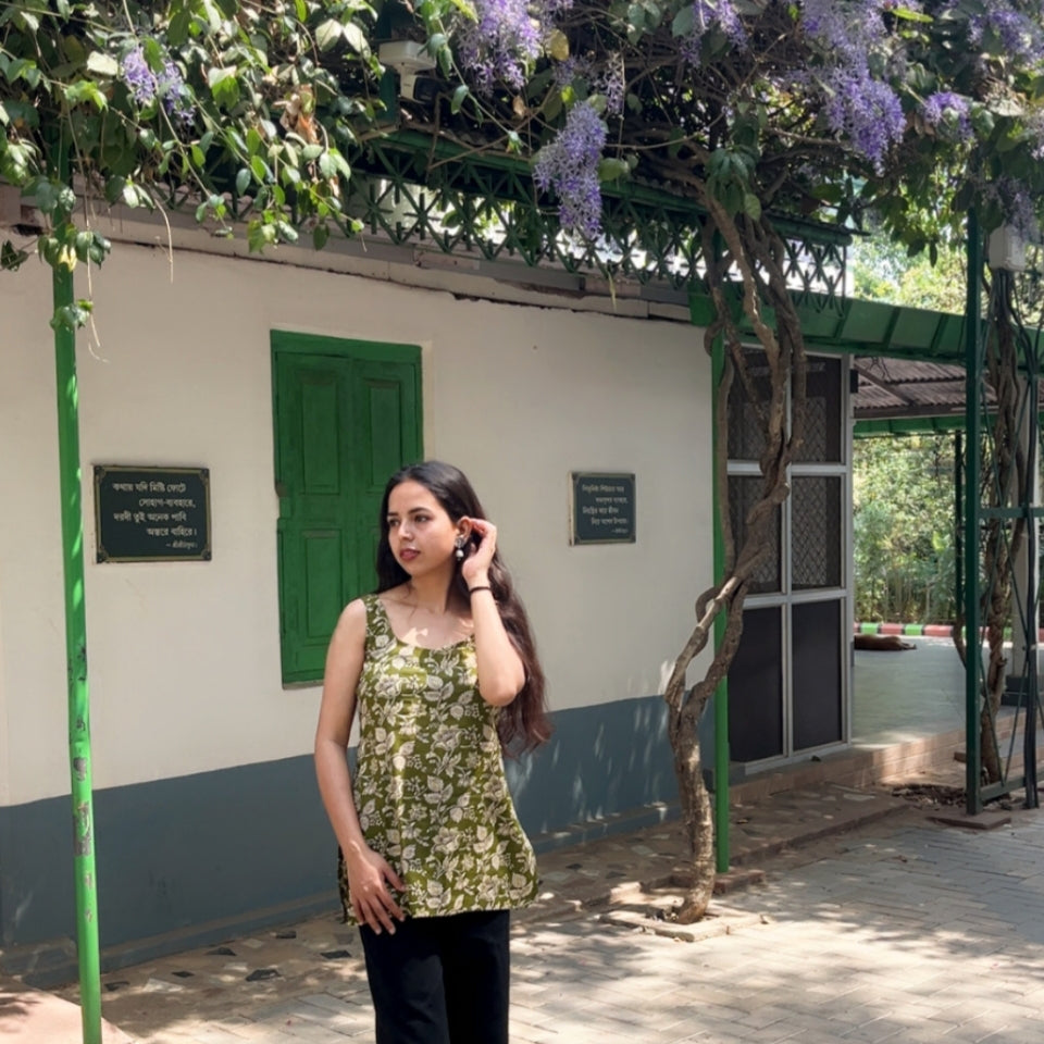 Olive Green Floral seelvesless Cotton kurti ✨