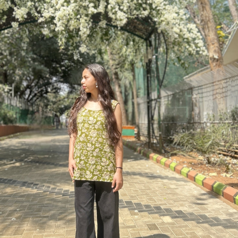 Olive Green Floral seelvesless Cotton kurti ✨