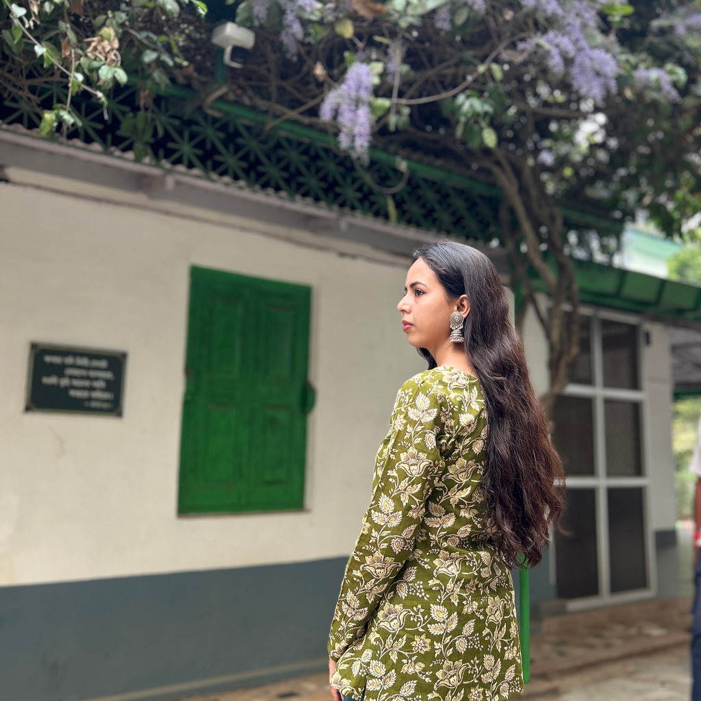 🌿 Elegant Olive Floral Straight Kurti – Full Sleeves