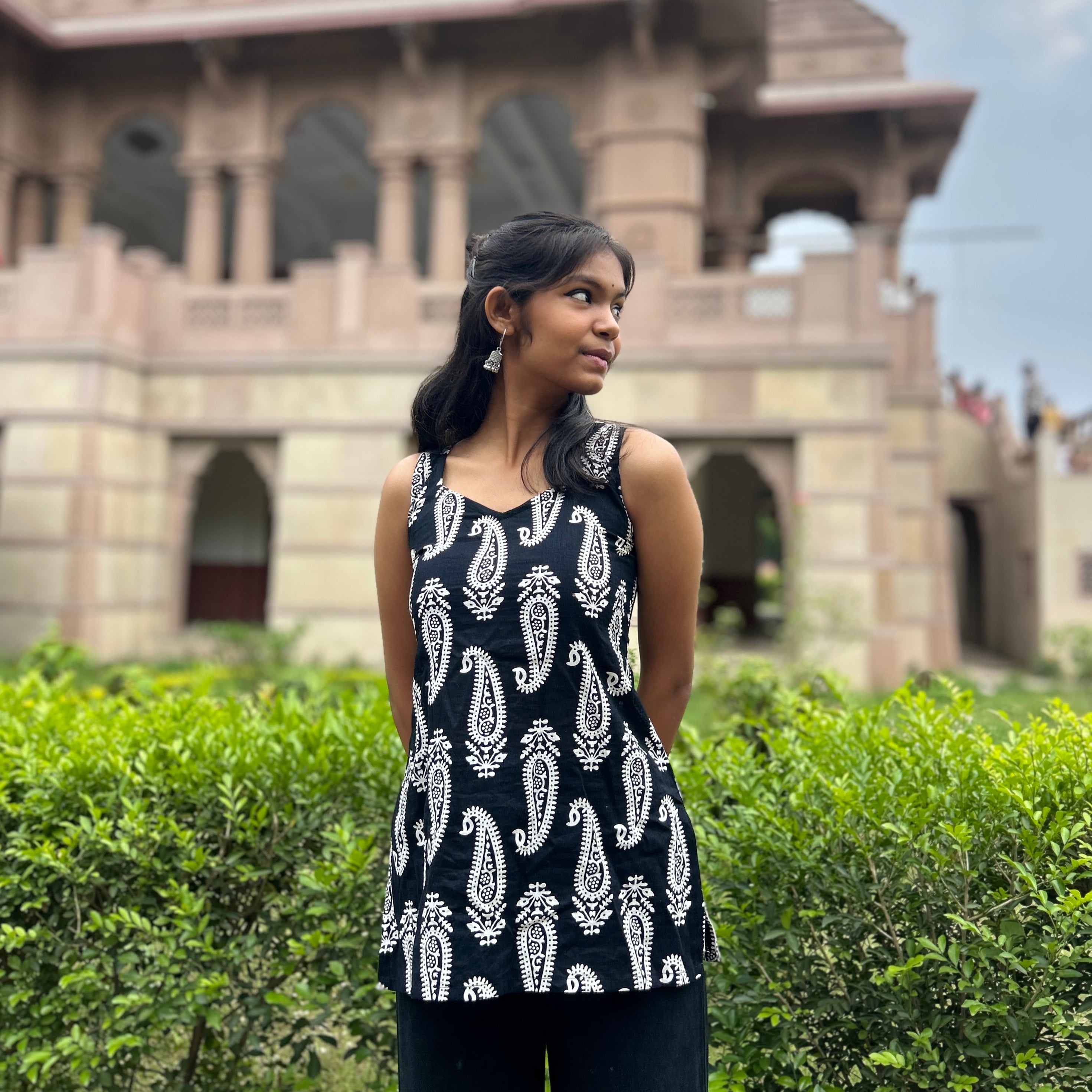 Women Cotton Printed Sleeveless Kurti Top (Black & White Paisley Design)