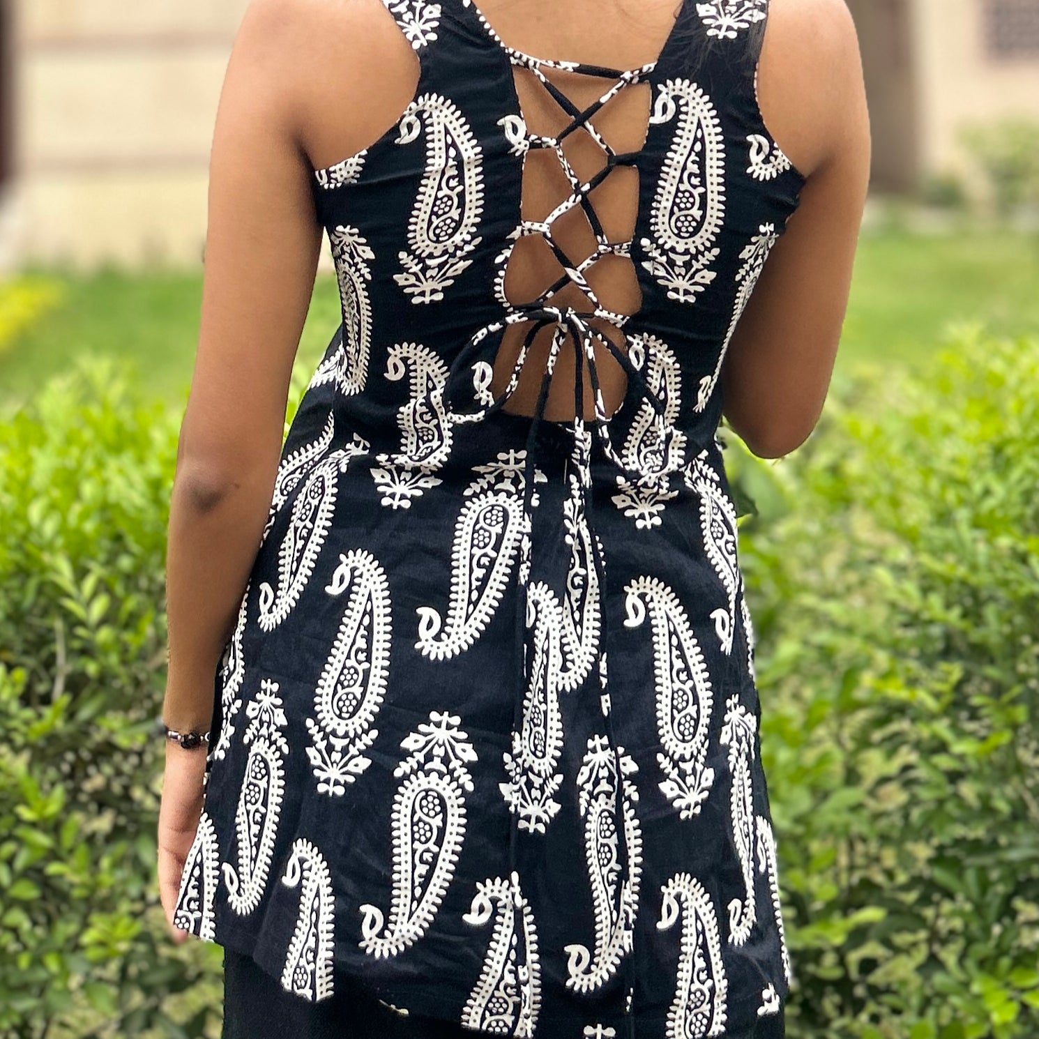 Women Cotton Printed Sleeveless Kurti Top (Black & White Paisley Design)