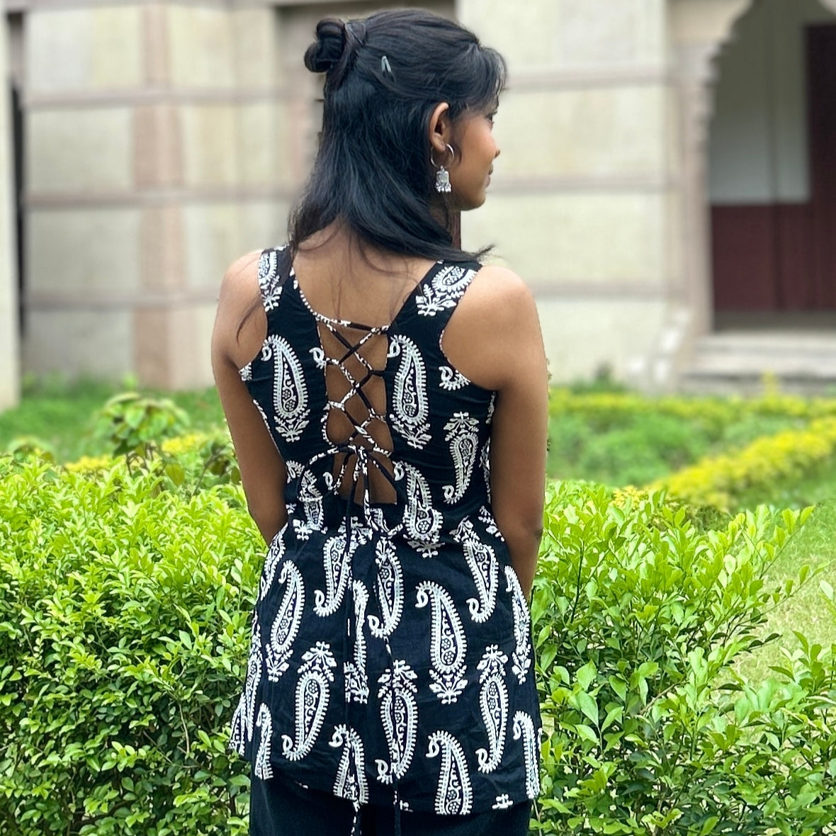 Women Cotton Printed Sleeveless Kurti Top (Black & White Paisley Design)