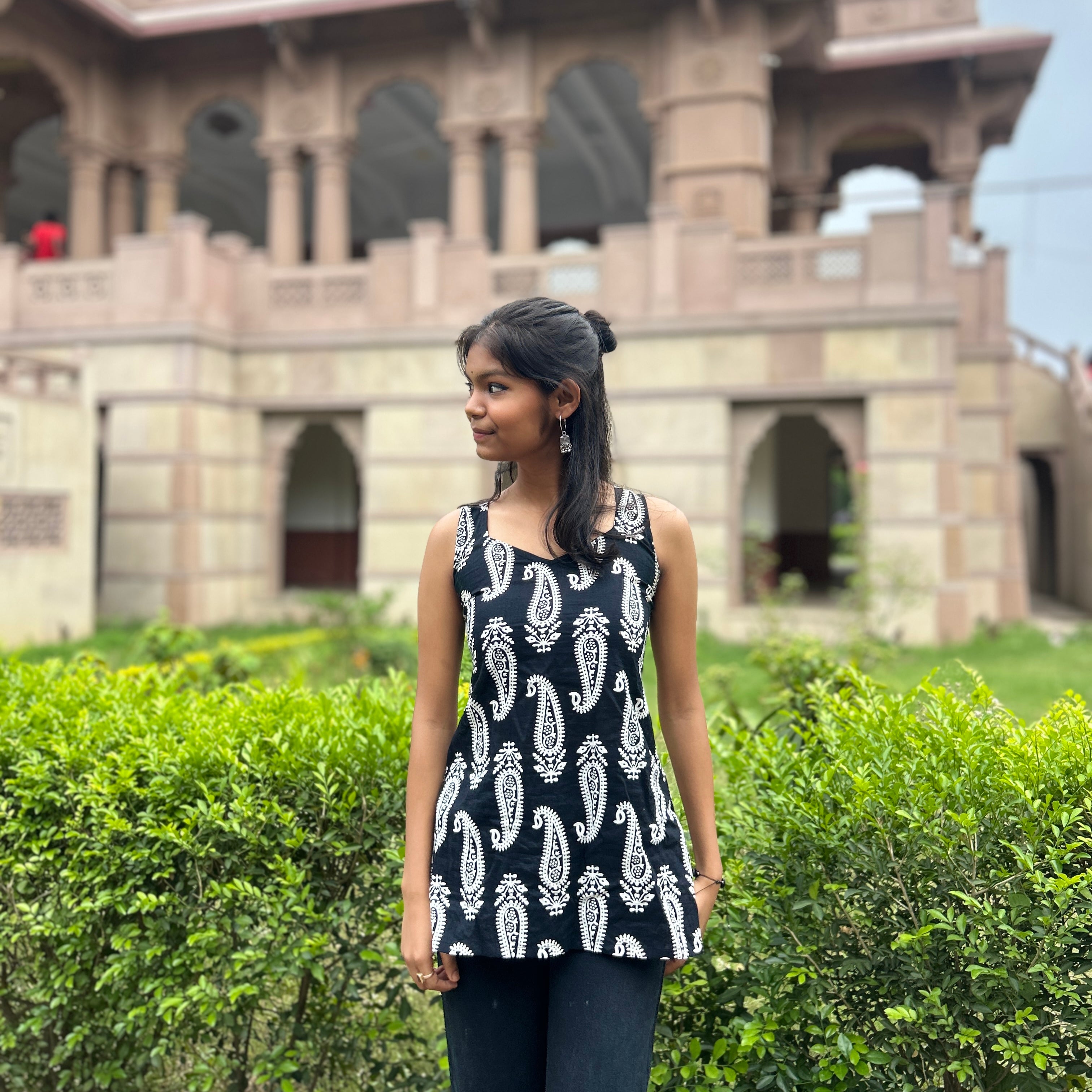 Women Cotton Printed Sleeveless Kurti Top (Black & White Paisley Design)